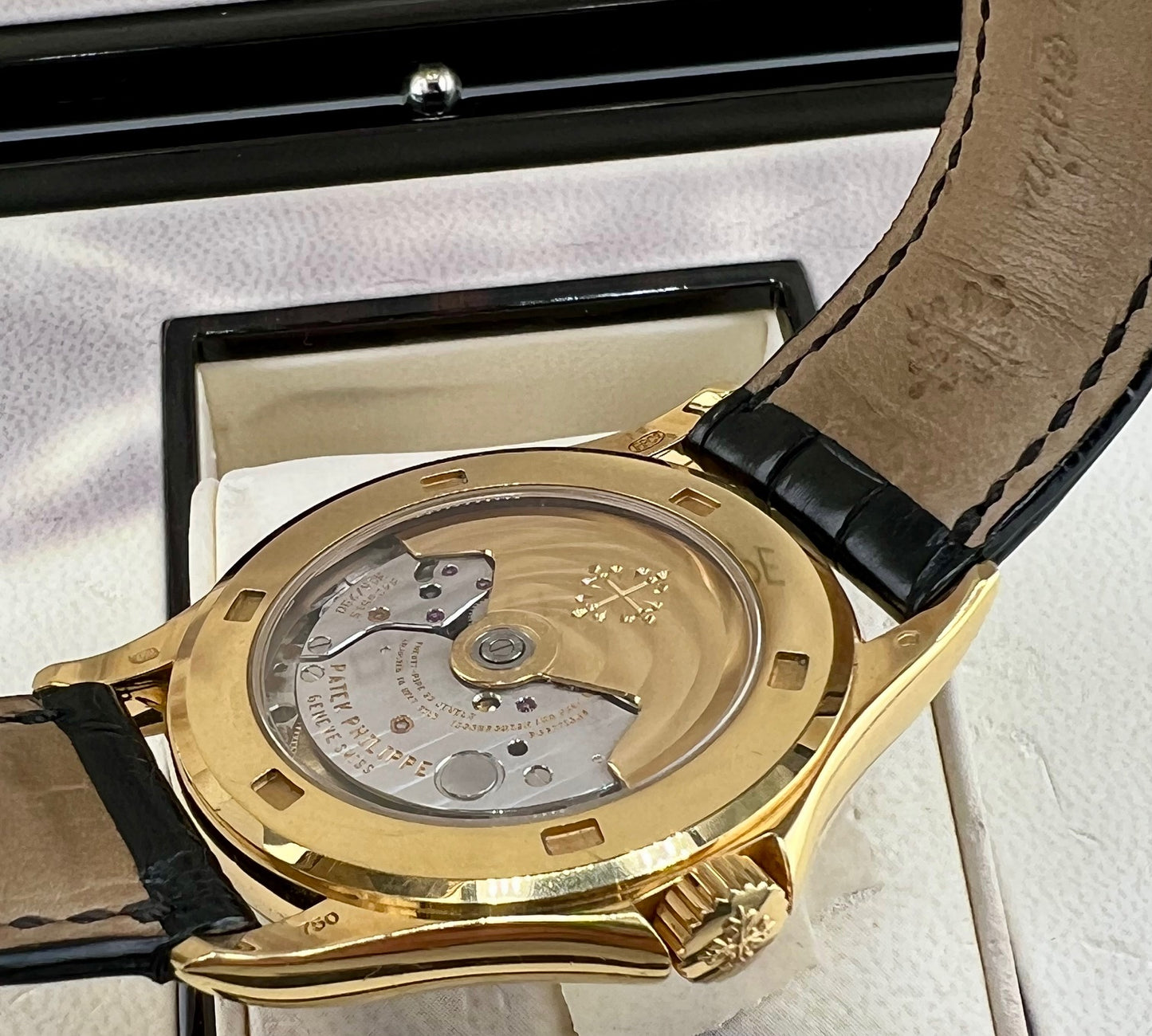 Patek Philippe Calatrava 5127J 37mm Yellow Gold 2007 Extrait d'archive 2024