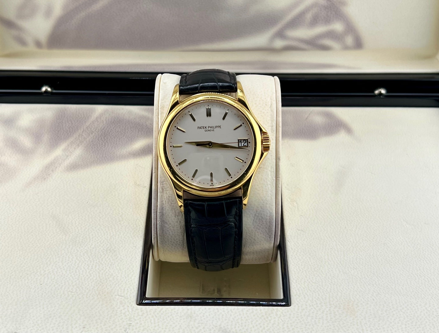 Patek Philippe Calatrava 5127J 37mm Yellow Gold 2007 Extrait d'archive 2024