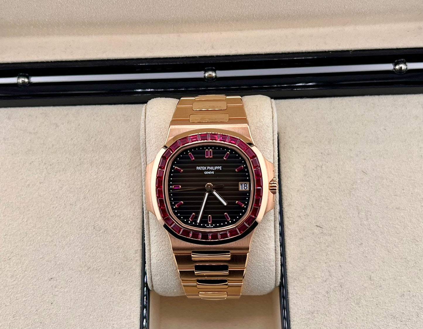 Patek Philippe Nautilus 5723/112R Full Set 2017 (Belgium)