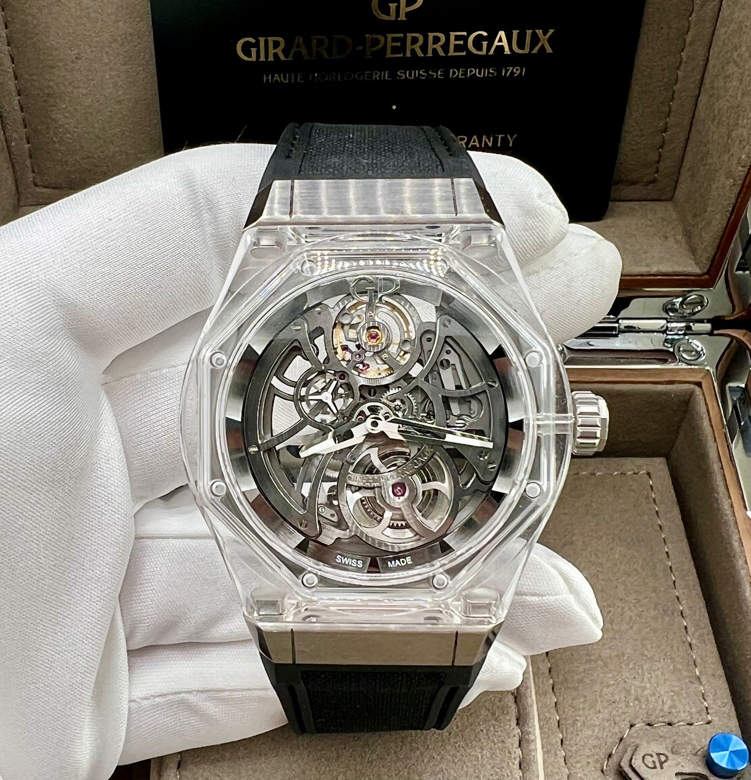 Girard Perregaux Laureato Absolute Light 44mm new 81071-43-231