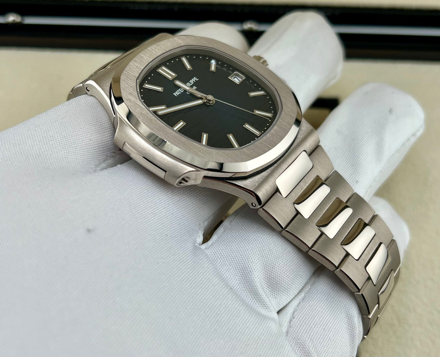 Patek Philippe Nautilus 5811/1G-001 Blue Dial 2023 Full Set White Gold