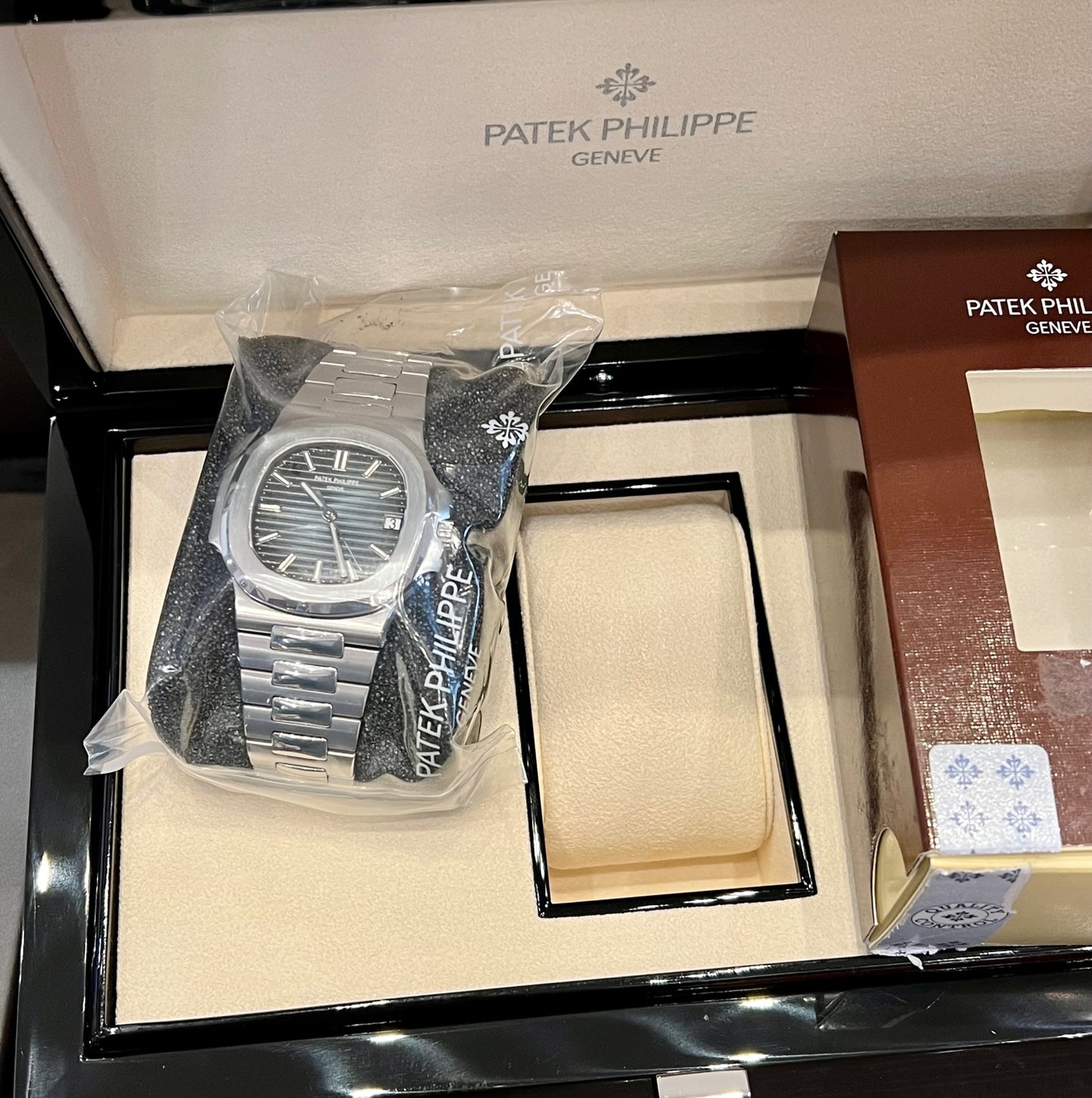 Patek Philippe Nautilus 5711/1A Blue Dial 2015 SEALED Italian Warranty