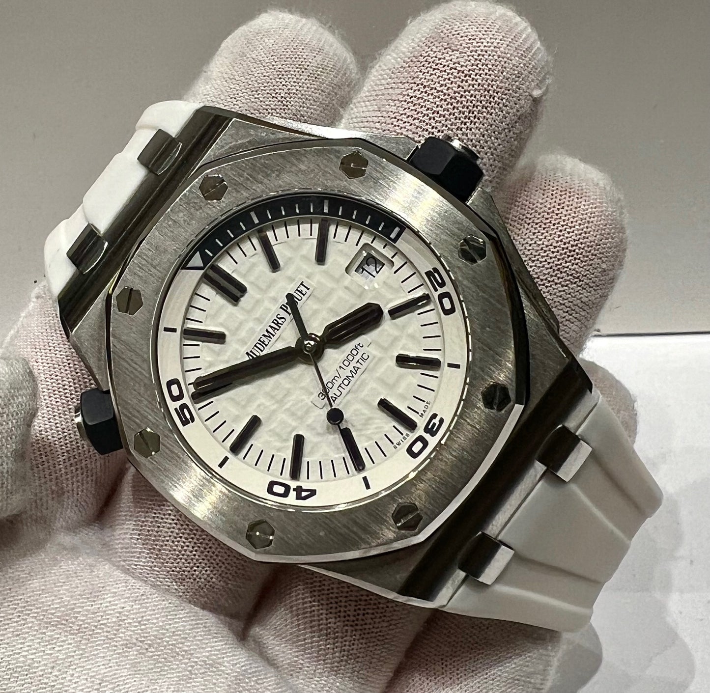 Audemars Piguet Royal Oak Offshore Diver 15710ST White Dial extrait d'archive