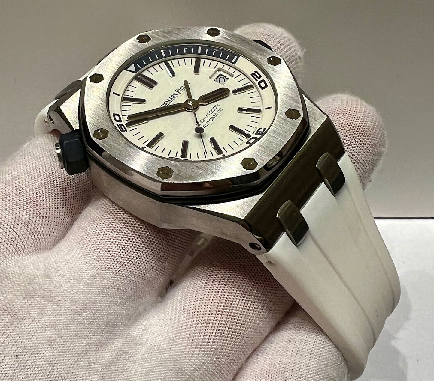 Audemars Piguet Royal Oak Offshore Diver 15710ST White Dial extrait d'archive