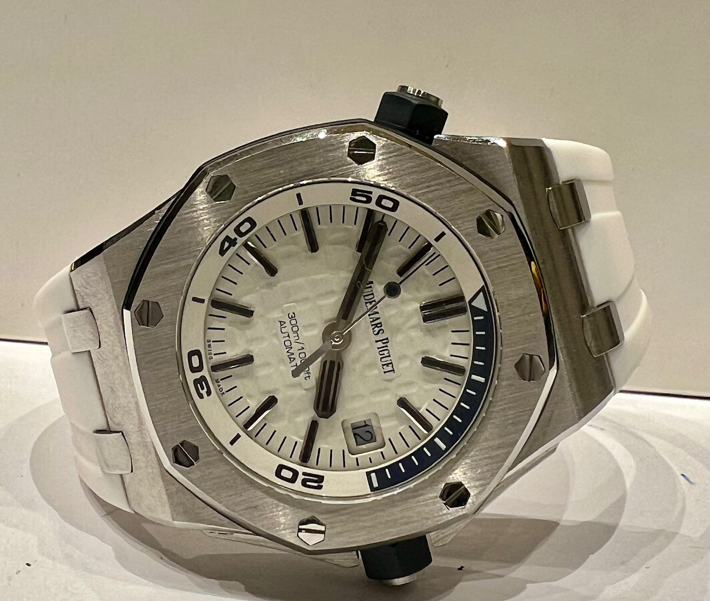 Audemars Piguet Royal Oak Offshore Diver 15710ST White Dial extrait d'archive