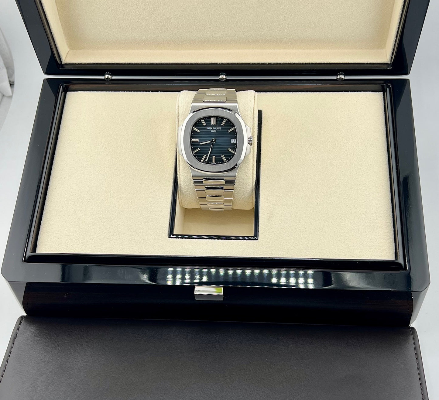Patek Philippe Nautilus 5711/1A Blue Dial 2017 full set (Malta)